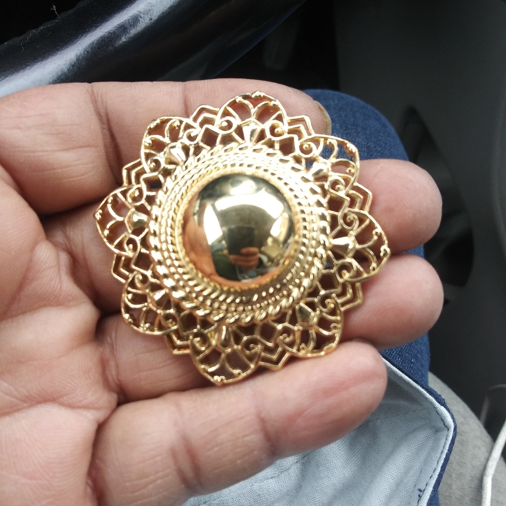 Vintage trifari gold-plated brooch